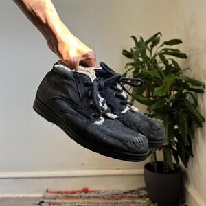 Vintage women’s Faded Glory Sherpa-Lined Suede Boots in navy size 9